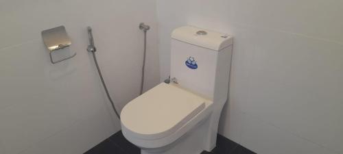 uma casa de banho com um WC branco numa cabina em Mirissa Village MIRISSA em Mirissa