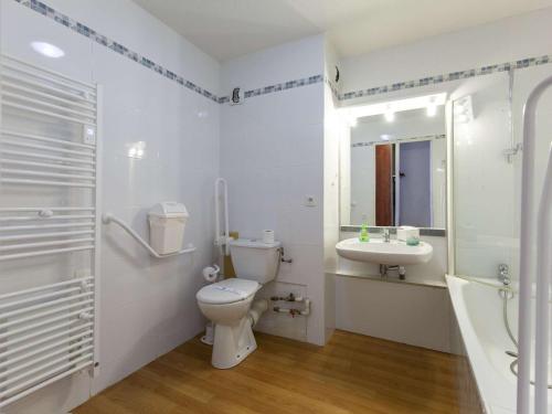 une salle de bain blanche avec des toilettes et un lavabo dans l'établissement Studio cosy avec piscine couverte, fitness, près des pistes - 2 adultes et 1 enfant (-10 ans) - FR-1-404-261, à La Mongie