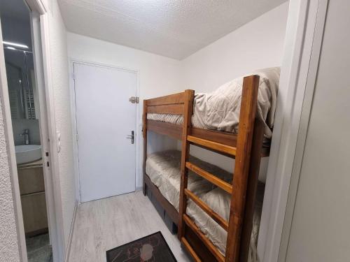 Ένα ή περισσότερα κρεβάτια σε δωμάτιο στο Charmant Studio Rénové 4 Pers, Balcon Sud, Proche Station - FR-1-393-156