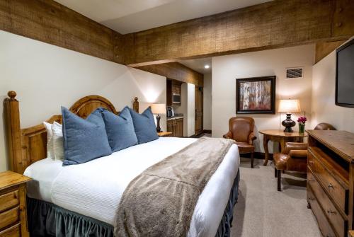 een slaapkamer met een groot bed en een bureau bij Luxury Three Bedroom Suite with Mountain Views and Three Hot Tubs apartment hotel in Park City