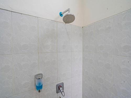 eine Dusche mit Duschkopf im Bad in der Unterkunft OYO 92023 Singgasana Cipelah Syariah in Garut