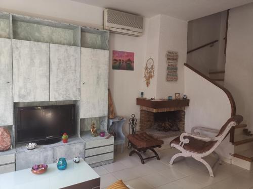 sala de estar con TV y chimenea en HOSTEL ALOHA a 3 calles del Mar, en Sant Salvador