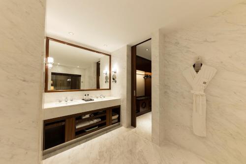 深圳的住宿－蘭赫美特酒店，一间带水槽和镜子的浴室