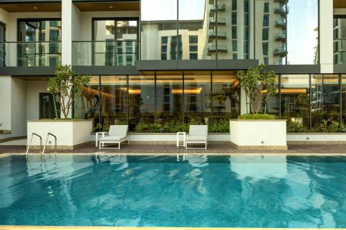 een zwembad voor een gebouw bij STAY BY LATINEM Luxury 1BR Holiday Home OPA 802 near Burj Khalifa in Dubai