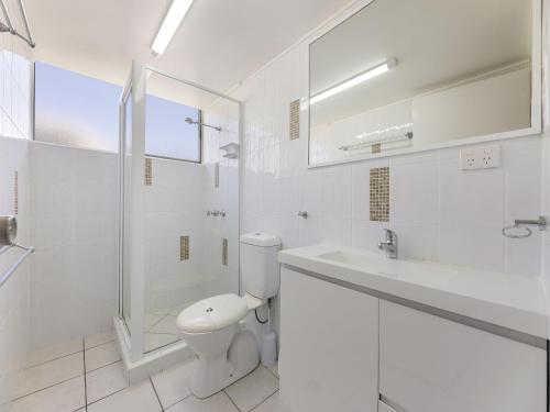 une salle de bain blanche avec toilettes et lavabo dans l'établissement Jamarkos Unit 4 Kings Beach QLD, à Caloundra