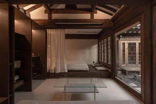 ソウルにあるLuxury hanok with private bathtub - SN12のベッドルーム1室(ベッド1台、大きな窓付)