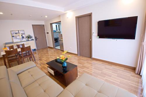 sala de estar con sofá y TV de pantalla plana en Viet Long Complex Residence en Bắc Ninh