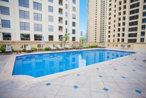 Bazén v ubytování JBR - Apartment plus maid nebo v jeho okolí