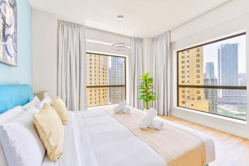 Säng eller sängar i ett rum på Luxury JBR · 2BR · 5* Beach Resorts Access!