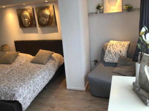 1 dormitorio con 1 cama y 1 silla en 't Molentje, en Zandvoort