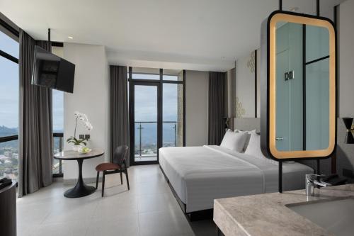 Postel nebo postele na pokoji v ubytování Hotel Santika Premiere Padang