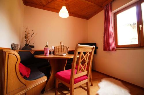 マルニッツにあるHaus Waldruheの窓付きの客室で、小さなテーブルと椅子が備わります。
