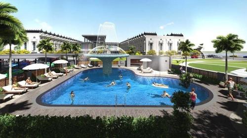 uma grande piscina com pessoas em Khách sạn Phương Anh em HÆ°ng YÃªn