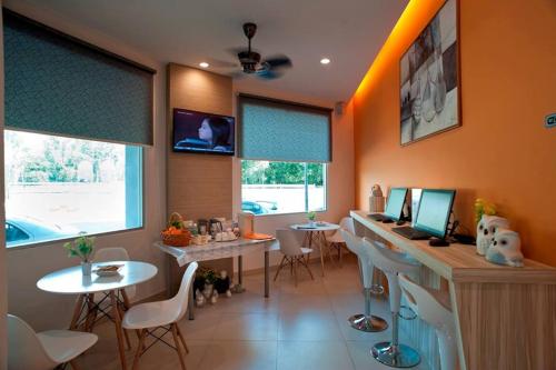 ein Zimmer mit zwei Tischen und zwei Computern auf einem Schreibtisch in der Unterkunft Big Orange Hotel Sungai Petani in Sungai Petani