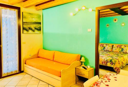 ein Wohnzimmer mit einem Sofa und einem Bett in der Unterkunft Central Apartment Private Parking Terrace & AC in Desenzano del Garda