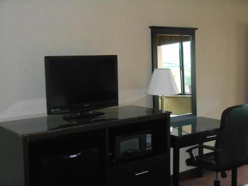Μια τηλεόραση ή/και κέντρο ψυχαγωγίας στο AmeriStay Inn St Joseph