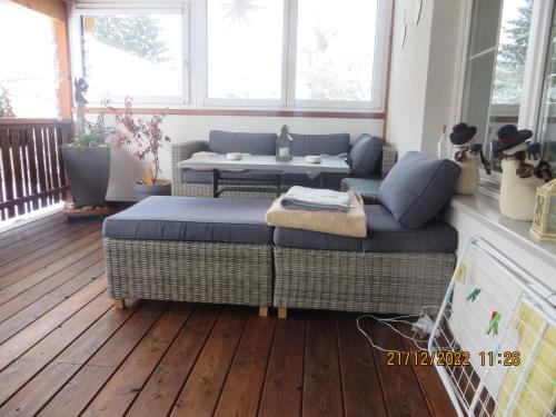 a living room with a couch and a table at Zitas Ferienwohnung in Reisach