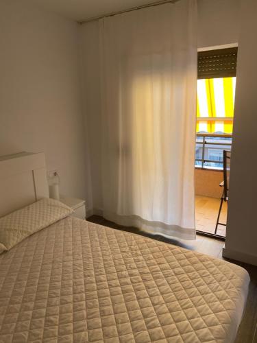 - une chambre avec un lit et une fenêtre avec vue dans l'établissement Apartamento alto standing con piscina privada, aire acondicionado y wifi, à Platja d'Aro