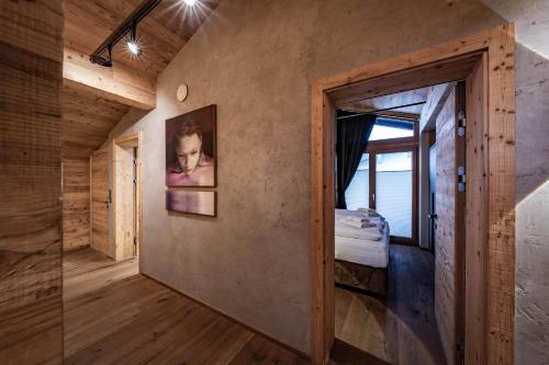 pasillo con puerta a un dormitorio con ventana en Loft in the Alps Penthouse en Schwendau