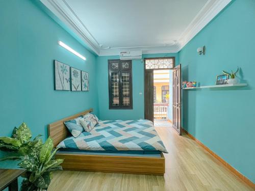 a bedroom with blue walls and a bed at Amazing stay-homestay, quiet and cozy place LTT Thanh Xuân in Hanoi
