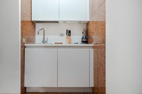 A kitchen or kitchenette at GetTheKey Fiore Giallo Apartment