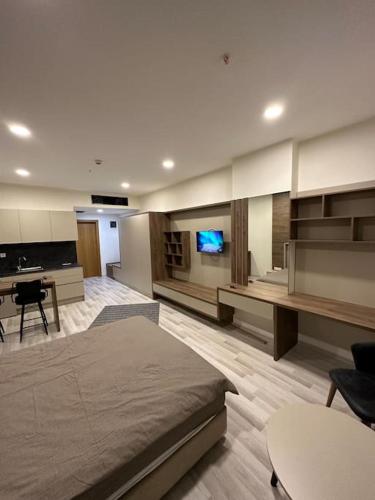 a large living room with a bed and a tv at Kartepe Dedeman’da Rezidans in Kartepe