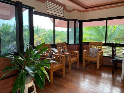 Balkón nebo terasa v ubytování A tranquil & spacious 4-bedroom vacation home in Surigao del Sur, Philippines