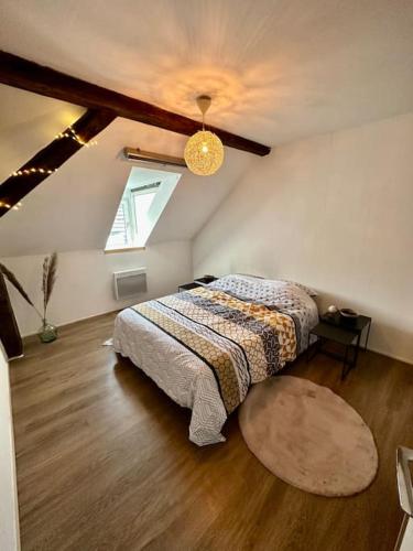 une chambre avec un lit dans un grenier dans l'établissement Logement entier au coeur de Strasbourg, à Strasbourg