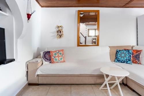 Zona d'estar a 18th Century Renovated Central Stone House, Terrace, Free Fast Wi-Fi