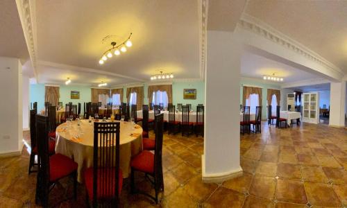 Pilo Lala Hotel tesisinde bir restoran veya yemek mekanı