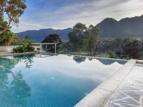 einen Pool mit Bergblick in der Unterkunft The Riverside Estate - 2Bedroom Private Pool Villa in Udaipur in Udaipur