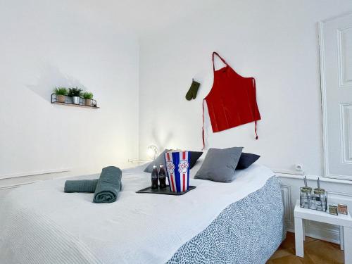 Un pat sau paturi într-o cameră la Le BarberShop, centre ville, parking gratuit
