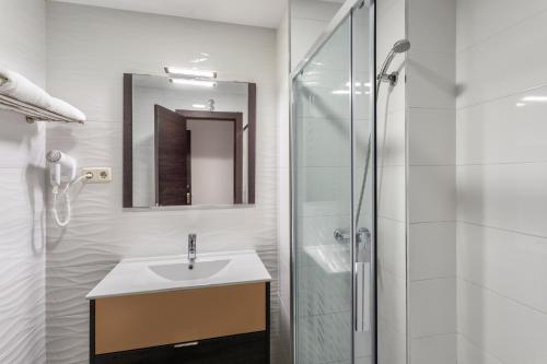 uma casa de banho com um lavatório e um chuveiro em Hotel Victoria Valdemoro em Valdemoro