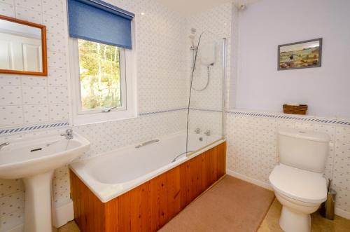 La salle de bains est pourvue d'une baignoire, de toilettes et d'un lavabo. dans l'établissement 18 Thrang Brow, à Ambleside