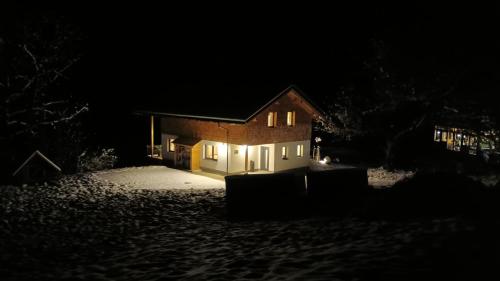 a house at night with its lights on at Ferienhaus Oberschindlberg in Lunz am See