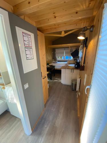 een hal die leidt naar een tiny house met een keuken bij Tiny House Ruhr im PIER9 Tiny House Hotel in Hamm