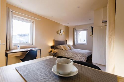 Cette chambre dispose d'une table avec un bol. dans l'établissement Joli appartement, Le Bouchon Rémois, centre ville, à Reims