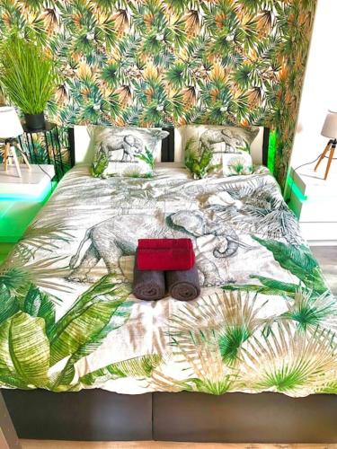 un lit avec un ours en peluche assis sur lui dans l'établissement Le Led Room,Centre ville place de parking gratuite, à Sens