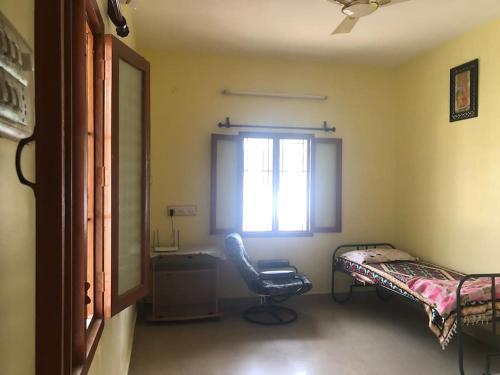 Single room Homestay Second floor في بالني: غرفة بسرير وكرسي ونافذة
