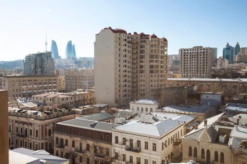 z góry widok na miasto z wysokimi budynkami w obiekcie Leyla Apartments 1 w mieście Baku