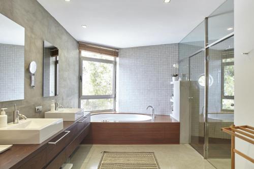 a bathroom with a tub and a sink at Villa Cosima - San Antonio in San Antonio