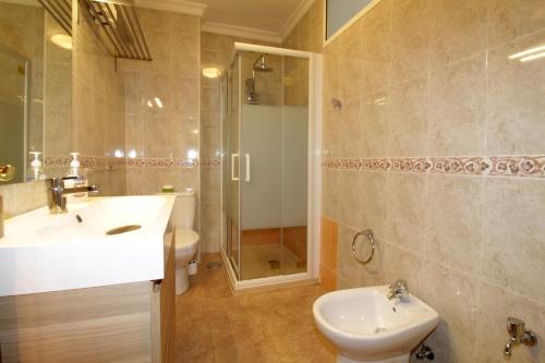 a bathroom with a sink and a shower and a toilet at JACINTO 2 Playa Fuengirola in Fuengirola