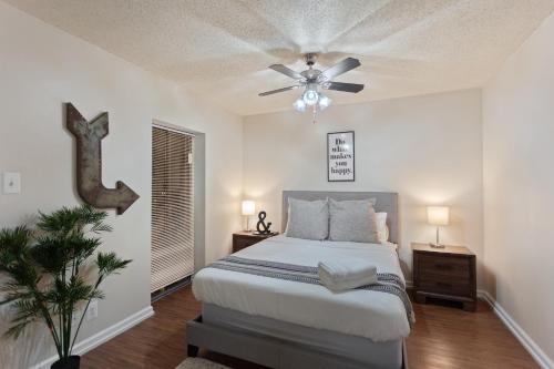 a bedroom with a bed and a ceiling fan at Affordable downtown Memphis apartment w views in Memphis