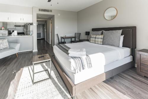 1 dormitorio con 1 cama grande y cocina en Bargain downtown Memphis apartment w amenities, en Memphis