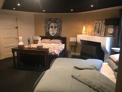 um quarto com duas camas e um quadro na parede em Bed and Breakfast Unique em Enschede