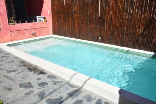 una piscina junto a una valla de madera en Villa Hilda - Casa con Pileta en Tandil