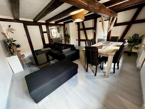 uma sala de estar com uma mesa e um sofá em Appartement de charme alsacien, centre historique em Sélestat