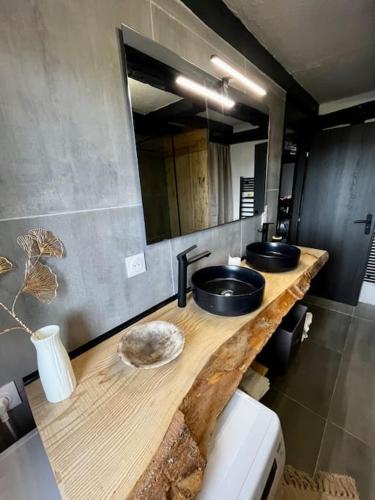 - une salle de bains avec deux lavabos sur un comptoir en bois dans l'établissement Appartement de charme alsacien, centre historique, à Sélestat