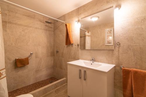 A bathroom at Aparthotel Neptuno Costadeje