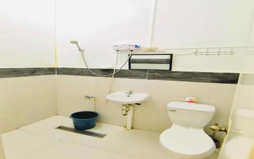 a bathroom with a toilet and a sink at Big Paul Hostel in El Nido